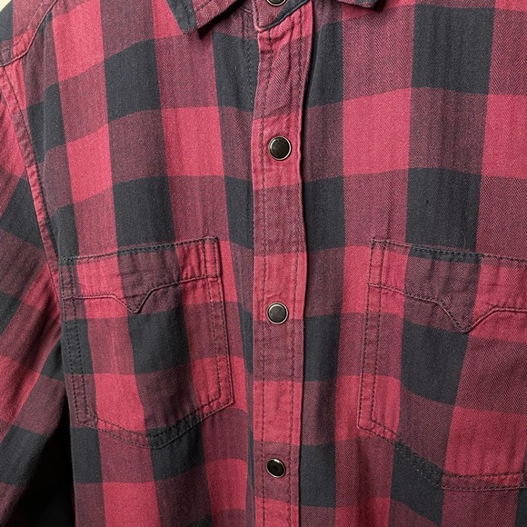 Guess Checkered Button Down. - Picture 6 of 8